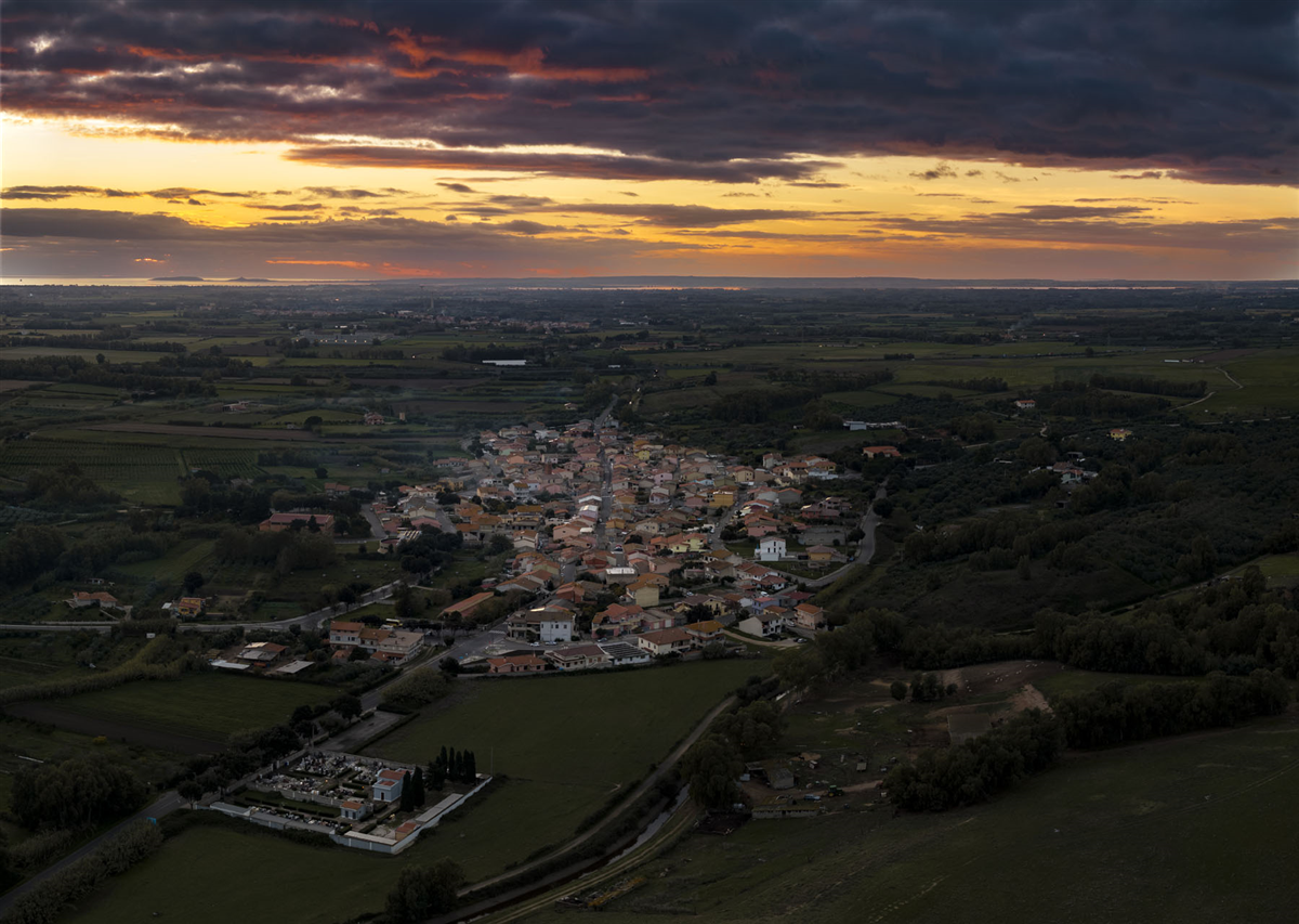 Siamaggiore, veduta aerea del centro abitato e della campagna circostante