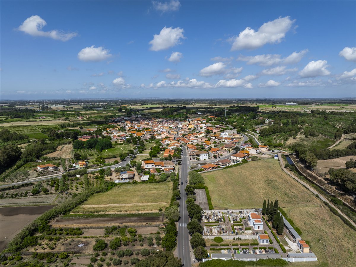 Siamaggiore, veduta aerea del centro abitato e della campagna circostante